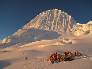 Alpamayo Hochlager mit Blick auf die Gipfelwand